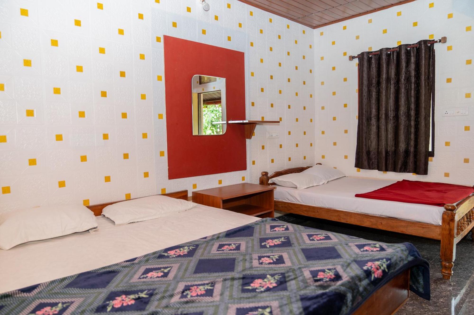 Isiri River Side Homestay Kalasa